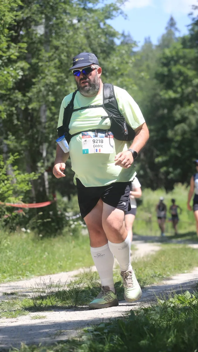 Cédric Debacq en course sur le 10 km du Marathon du Mont-Blanc, dossard 9218, sur un sentier au-dessus de Chamonix
