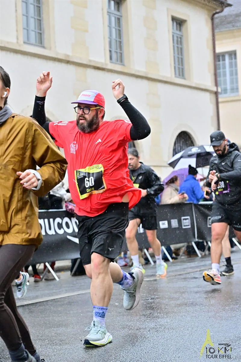 Cédric Debacq en course sous la pluie lors du 10 km Tour Eiffel, à Paris