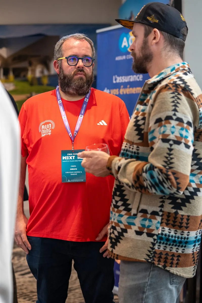 Cédric Debacq avec son badge « créateur contenu & traileur » à l'événement NEXT de France Outdoor, à Lyon