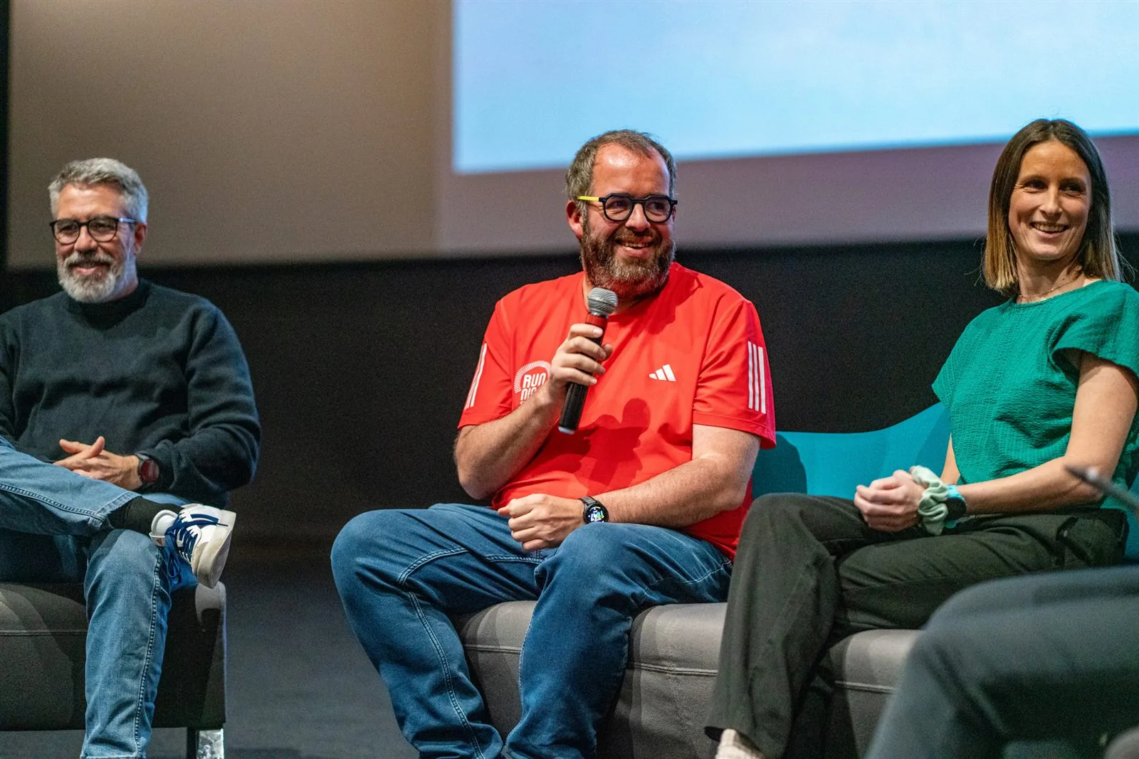 Cédric Debacq, micro à la main, intervenant lors d'une table ronde du secteur trail et outdoor