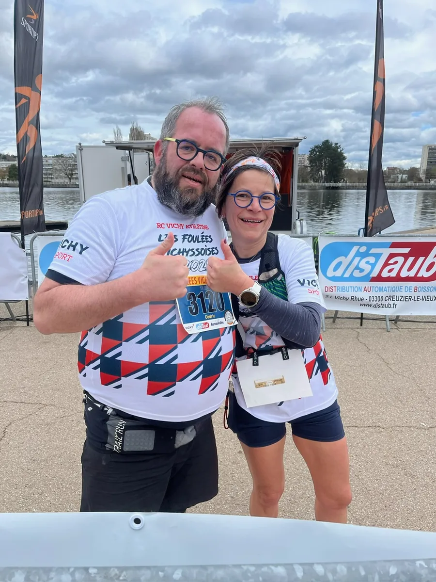 Cédric Debacq et Fabienne Mineau, en maillot du RC Vichy Athlétisme, à l'arrivée des Foulées Vichyssoises