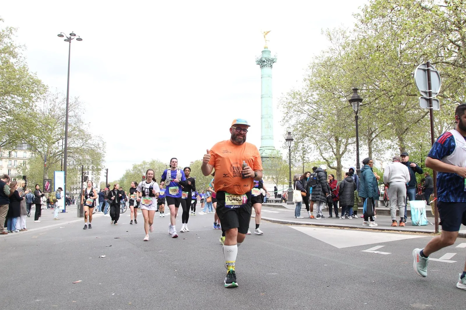 Cédric Debacq courant le Marathon de Paris, place de la Bastille