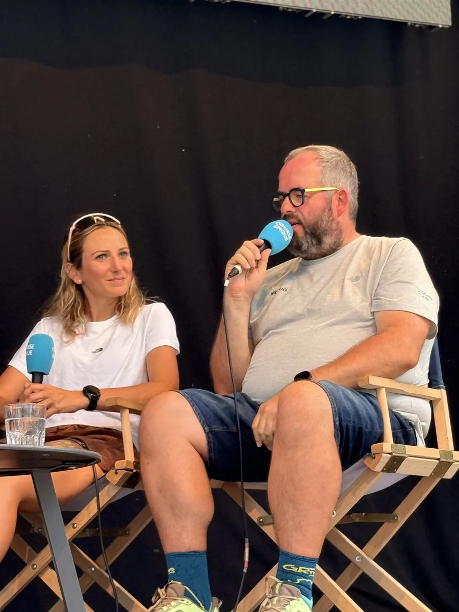 Cédric Debacq au micro lors d'un enregistrement du podcast Course Épique