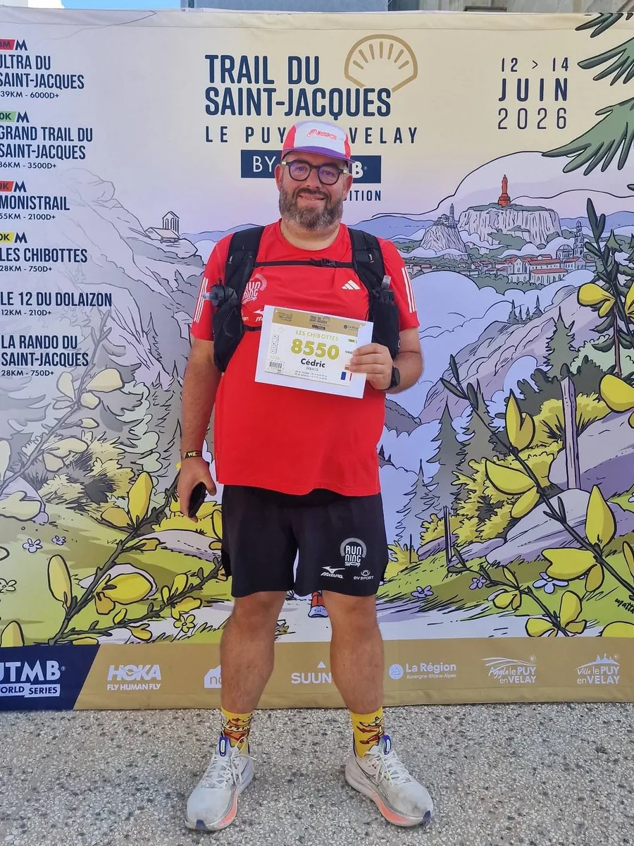 Cédric Debacq au départ des Chibottes, dossard 8550, devant l'arche du Trail du Saint-Jacques au Puy-en-Velay